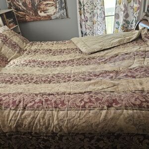 Hollander Queen Size Quilted Comforter Reversible